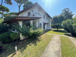 Villa bifamiliare in Vendita a Forte dei Marmi, 1'300'000€, 150 m², arredato, con Box