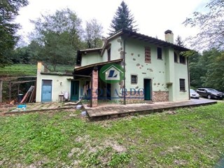 Casale in Vendita a Buggiano, zona Colle, 225'000€, 240 m²