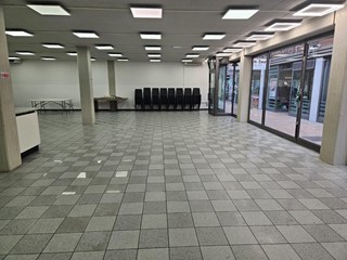 Immobile commerciale in Affitto a Lucca, zona Sant'Anna, 2'700€, 240 m²