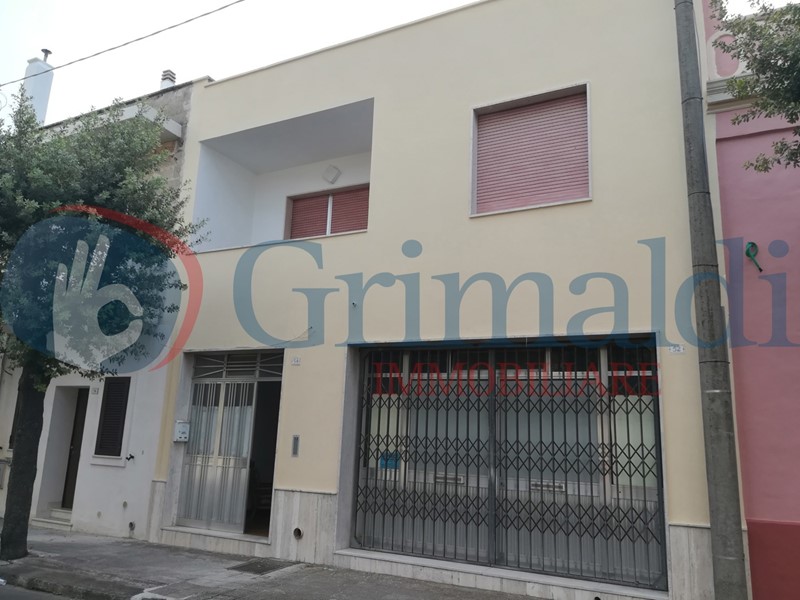 Casa Indipendente in Vendita a Taviano, 109'000€, 250 m², arredato