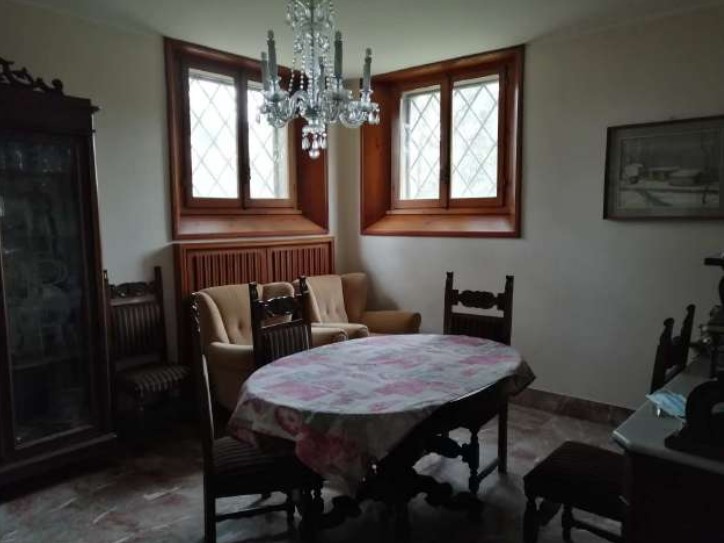 Casa Indipendente in Vendita a Russi, zona Pezzolo, 540'375€, 500 m²