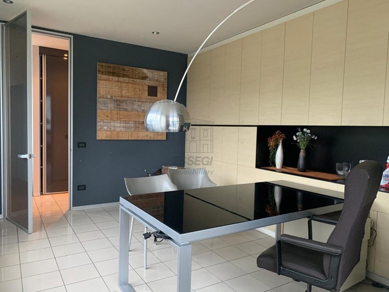 Ufficio in Affitto a Lucca, 1'650€, 120 m², arredato