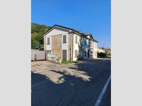 Casa Semi Indipendente in Vendita a Fornovo di Taro, zona Sivizzano, 170'000&euro;, 200 m²