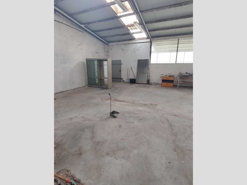 Capannone in Vendita a Parma, 240'000€, 430 m²