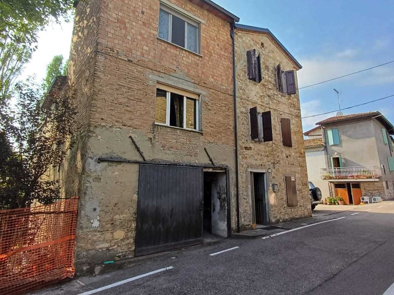Casa Semi Indipendente in Vendita a Terenzo, zona Bardone, 50'000&euro;, 120 m²