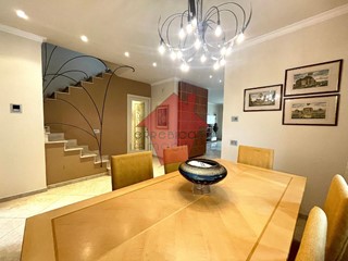 Casa Indipendente in Vendita a Vinci, zona Sovigliana, 710'000€, 210 m², con Box