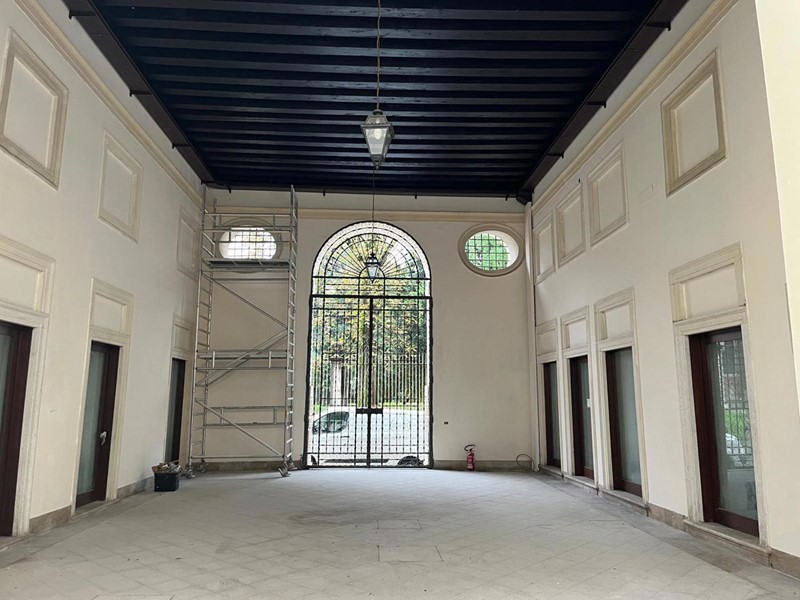 Attività commerciale in Affitto a Vicenza, 8'000€, 210 m²