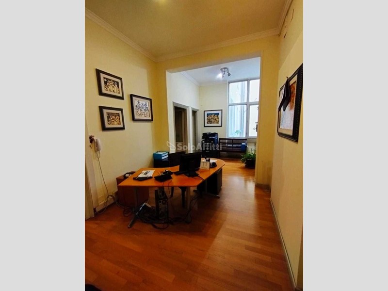 Ufficio in Affitto a Modena, 2'600&euro;, 200 m²