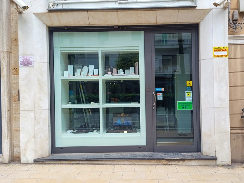 Negozio in Affitto a Messina, zona Centro Città, 3'500€, 46 m²