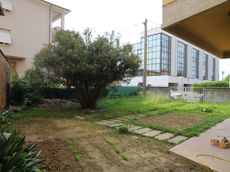 Immobile commerciale in Affitto a Pontedera, 1'200€, 131 m²