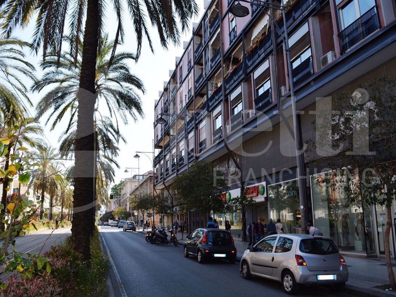 Negozio in Vendita a Messina, 540'000€, 330 m²