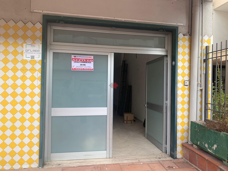 Negozio in Affitto a Grottaglie, 1'800€, 260 m²