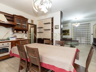 Appartamento in Vendita a Motta Sant'Anastasia, 135'000€, 150 m², con Box