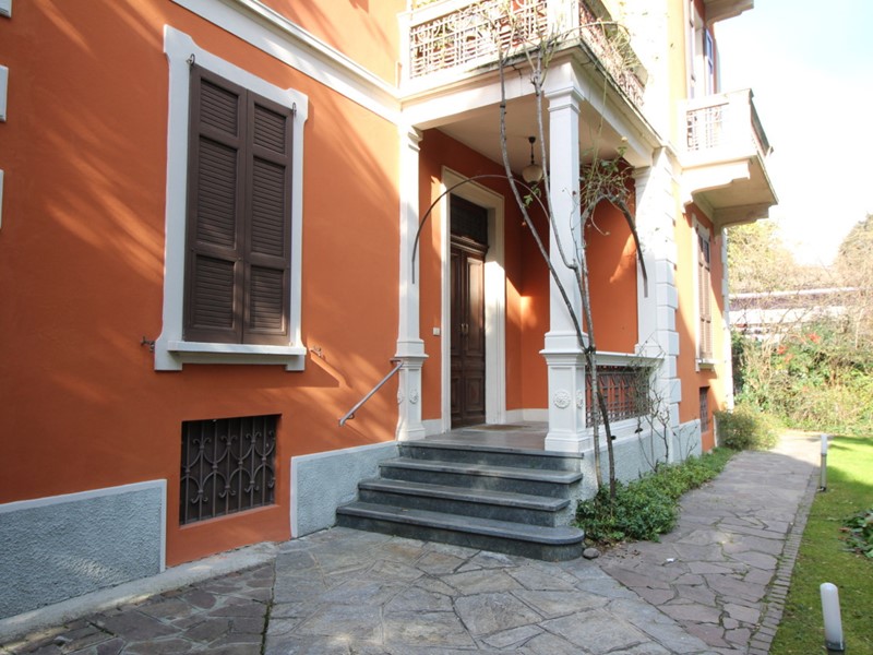 Appartamento in Affitto a Arona, 2'500€, 225 m², arredato