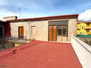 Monolocale in Vendita a Mondragone, zona Via 24 maggio, 38'000€, 65 m²