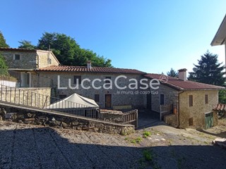 Casale in Vendita a Camaiore, zona Gombitelli, 1'300'000&euro;, 1304 m²
