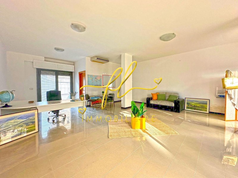 Immobile commerciale in Vendita a Cecina, 68'000€, 73 m²