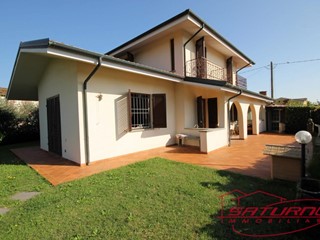 Villa in Vendita a Porcari, zona Pineta, 360'000€, 160 m², con Box