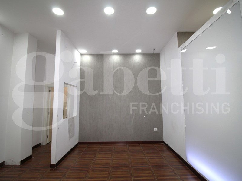 Negozio in Affitto a Arzano, 600€, 45 m²