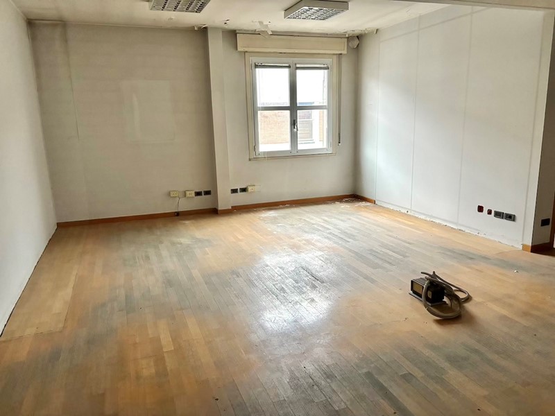 Ufficio in Vendita a Parma, 445'000€, 270 m²