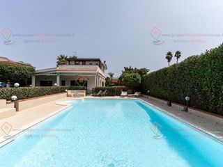 Casa Indipendente in Vendita a Siracusa, zona Isola Sacramento, 590'000&euro;, 277 m²