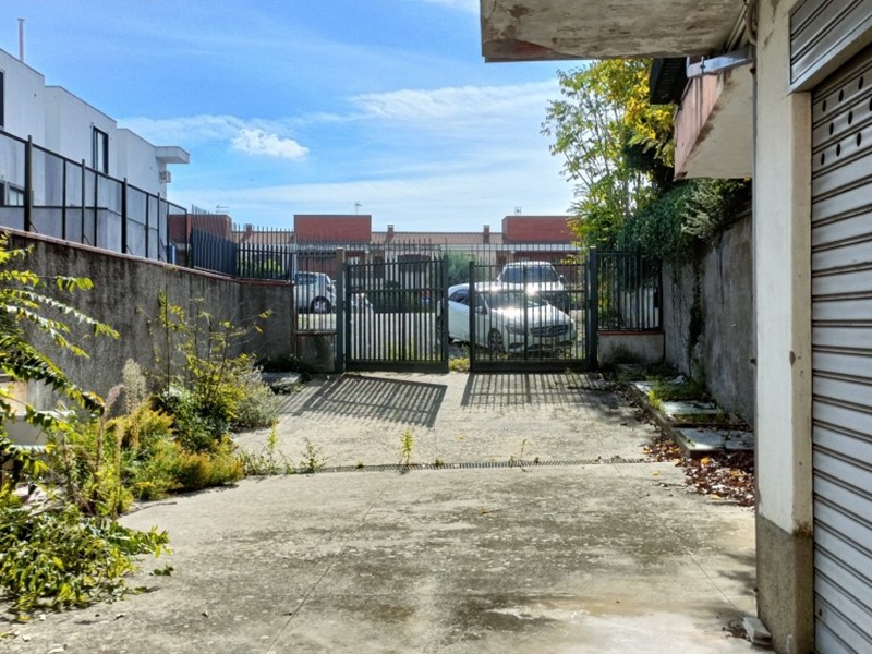 Capannone in Affitto a Lamezia Terme, 1'500€, 700 m²