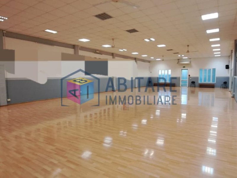 Capannone in Vendita a Livorno, 325'000&euro;, 325 m²