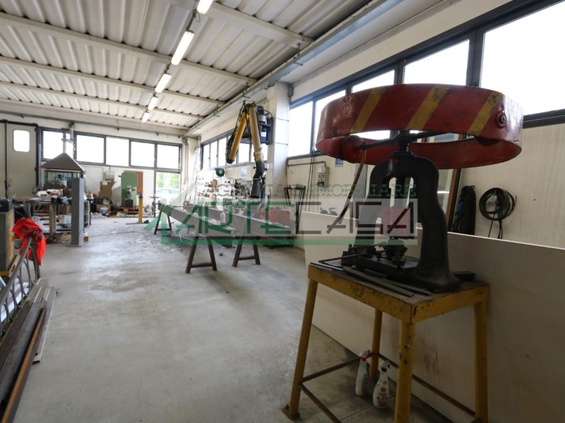 Capannone in Vendita a Calcinaia, 157'000€, 220 m²