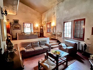 Villa in Vendita a Cascina, 450'000€, 300 m², arredato, con Box