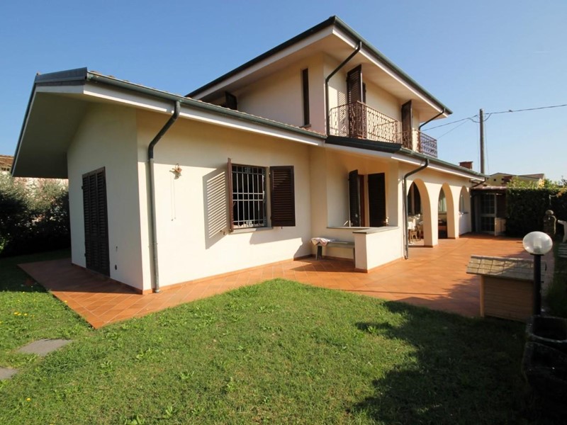 Villa in Vendita a Porcari, zona Pineta, 360'000€, 160 m², con Box