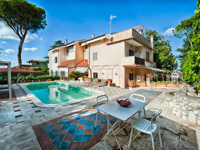 Casa Indipendente in Vendita a Grottaferrata, 850'000€, 270 m², con Box