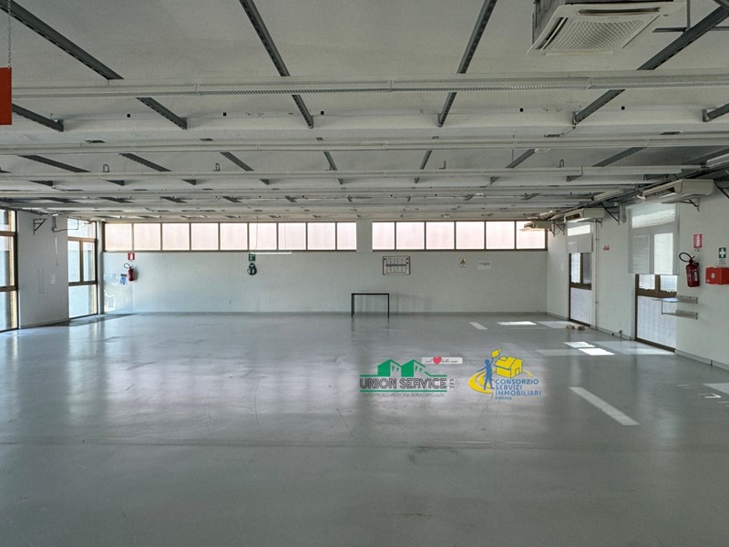 Capannone in Vendita a Parma, 3000 m²