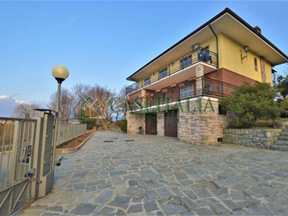 Casa Indipendente in Vendita a Banchette, 310 m²