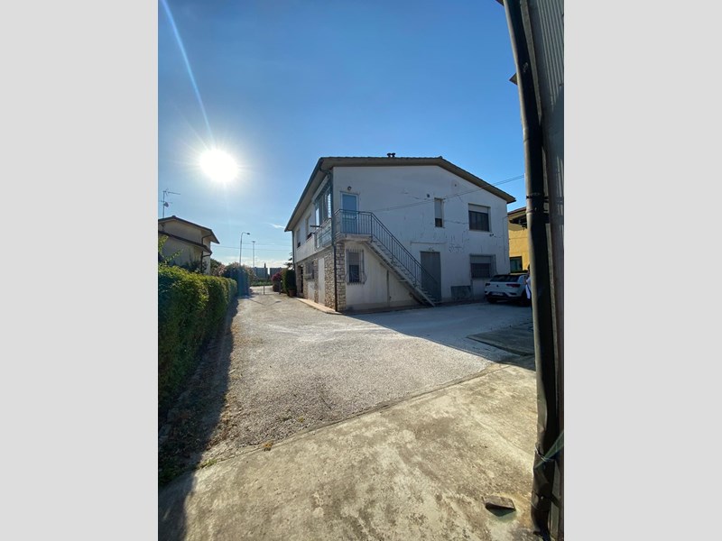 Casa Indipendente in Vendita a Cascina, zona CASCINA, 530'000€, con Box