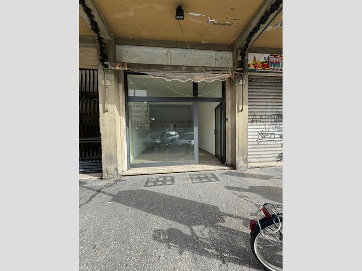 Negozio in Affitto a Terni, 450€, 45 m²