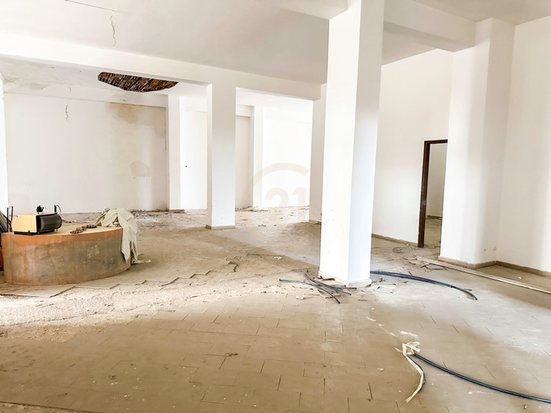 Ufficio in Vendita a Giarre, zona Centro, 169'000€, 600 m²