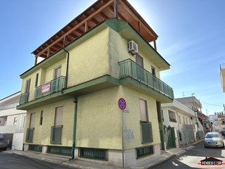 Casa Indipendente in Vendita a Adelfia, 150'000€, 250 m²