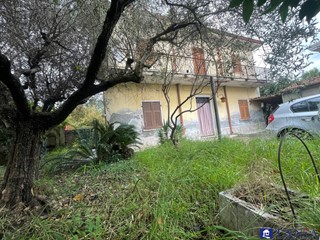 Casa Indipendente in Vendita a Carrara, 280'000€, 300 m²