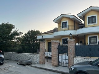 Quadrilocale in Vendita a Guidonia Montecelio, zona Marco Simone, 320'000€, 160 m²