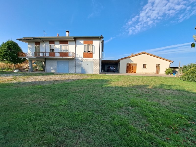 Villa in Vendita a Fiesso Umbertiano, zona CENTRO, 138'000€, 310 m², con Box