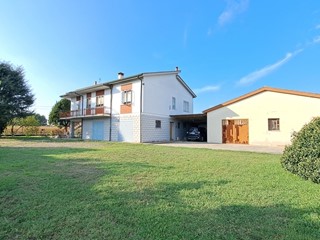 Villa in Vendita a Fiesso Umbertiano, zona CENTRO, 138'000€, 310 m², con Box