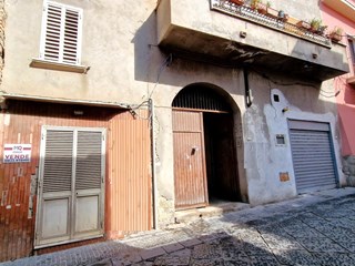 Negozio in Vendita a Mondragone, zona Via Duca degli Abruzzi, 15'000€, 25 m²