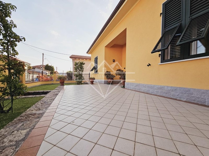 Villa in Vendita a Castelnuovo Magra, zona Molicciara, 620'000&euro;, 300 m²