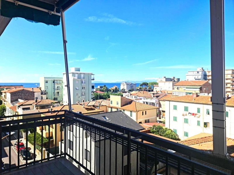 Appartamento in Vendita a Follonica, zona Follonica Mare, 370'000€, 87 m², con Box