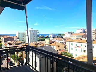 Appartamento in Vendita a Follonica, zona Follonica Mare, 370'000€, 87 m², con Box