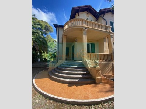 Villa in Vendita a Livorno, zona Quercianella, 850'000&euro;, 450 m², arredato