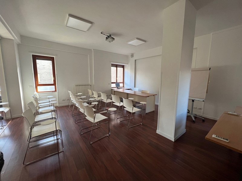 Ufficio in Affitto a Terni, 2'500€, 250 m², arredato