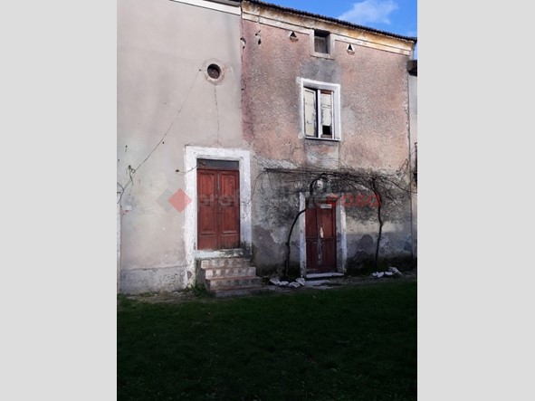 Villa bifamiliare in Vendita a Cervaro, 20'000€, 50 m²
