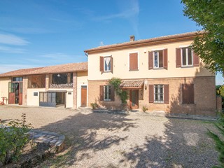 Casale in Vendita a Torricella Verzate, 390'000€, 450 m²