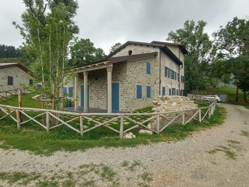 Casa Semi Indipendente in Vendita a Fanano, zona Canevare, 245'000€, 142 m², arredato, con Box